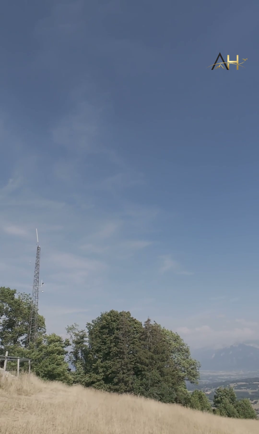 Vue aérienne cinématographique d'un chalet de luxe dans les Alpes — Vue aérienne du Léman depuis le Salève, prise de vue drone cinématographique en Haute-Savoie, entre Annecy et Genève, par un télépilote drone professionnel Altitude Horizon.