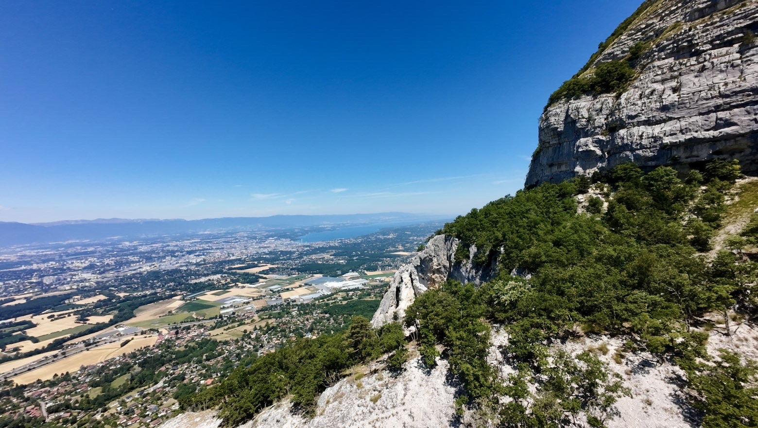 Vue aérienne du lac Léman depuis le Salève, drone FPV Nazgul F5 V3 en Haute-Savoie / Genevois, panorama Genève, Évian, Thonon-les-Bains, Lausanne.