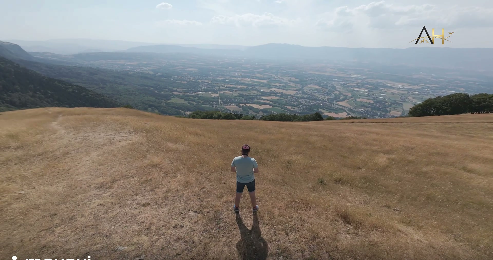 Vue aérienne cinématographique d'un chalet de luxe dans les Alpes — Vue aérienne du Léman depuis le Salève, prise de vue drone cinématographique en Haute-Savoie, entre Annecy et Genève, par un télépilote drone professionnel Altitude Horizon.